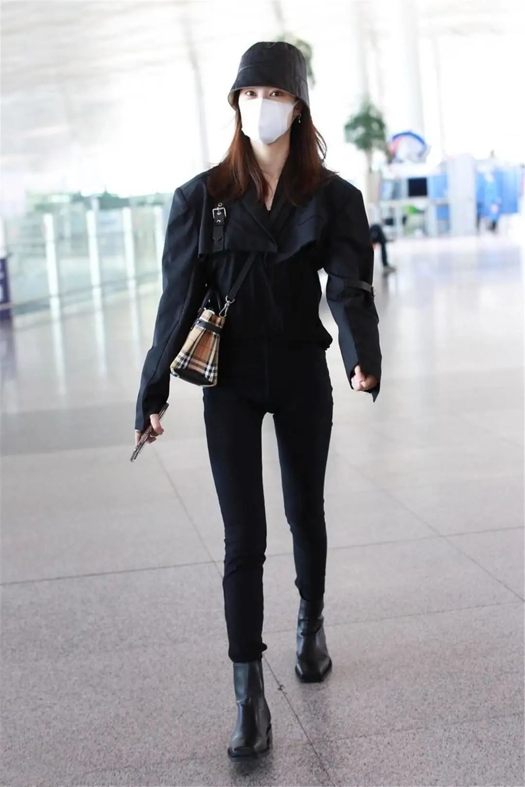 郁可唯的时尚好难懂为显腿长把裤子提到胸口没想到更加时髦了