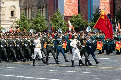 ▲6月24日，中国人民解放军仪仗方队参加在俄罗斯莫斯科红场举行的纪念卫国战争胜利75周年阅兵式。新华社