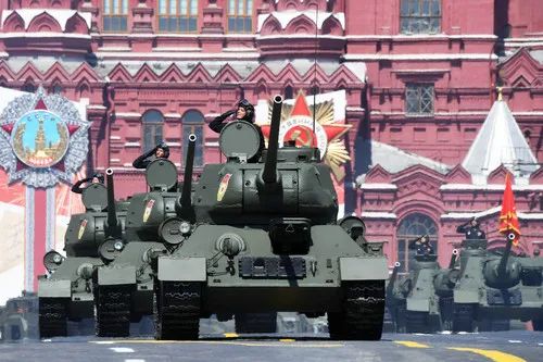 ▲俄罗斯24日在莫斯科红场举行纪念卫国战争胜利75周年阅兵。图为参加阅兵的T-34坦克。（路透社）