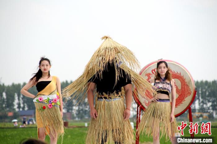 沈阳锡伯族泥巴节开幕 稻草美人与游客上演泥地狂欢