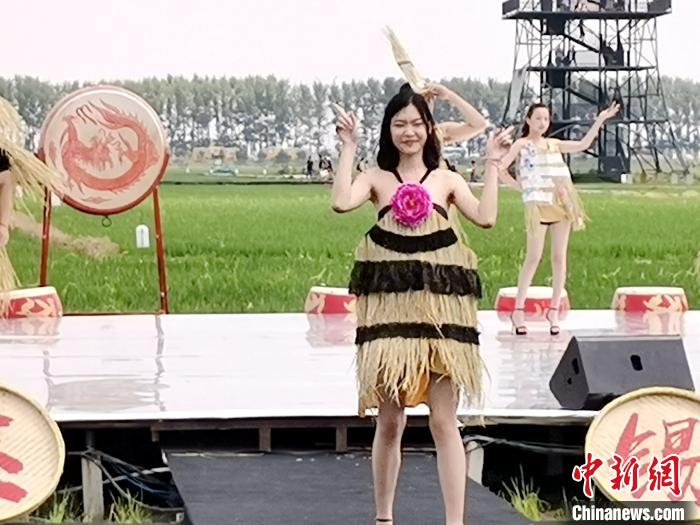 沈阳锡伯族泥巴节开幕 稻草美人与游客上演泥地狂欢