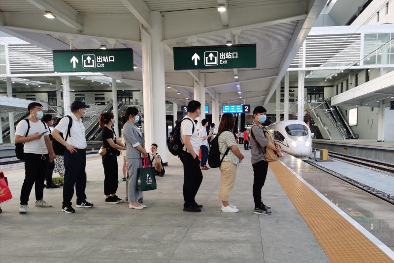 阜阳西站站台上,旅客在有序排队候车.    图片来源:朱蕾蕾