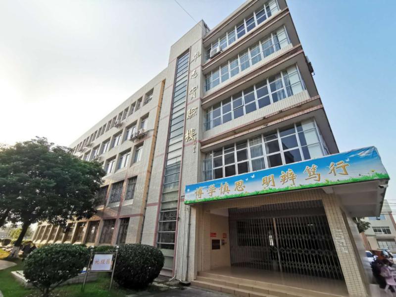 龙城校区(校本部)为高中部,位于龙门县城西南近郊,环境优雅,是广东省