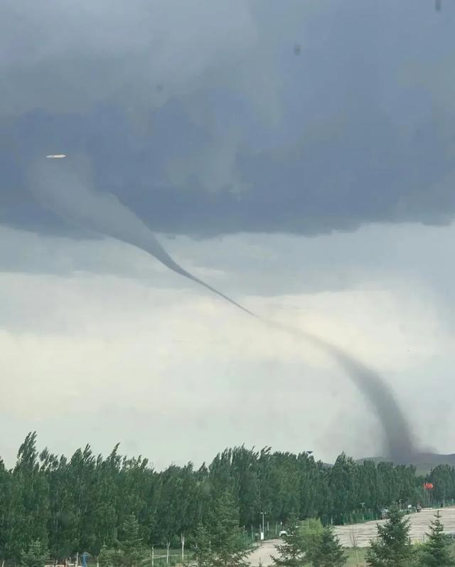 内蒙古一地惊现龙卷风