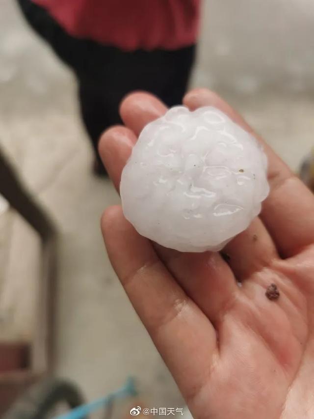 北京多区下冰雹超大个各种形状