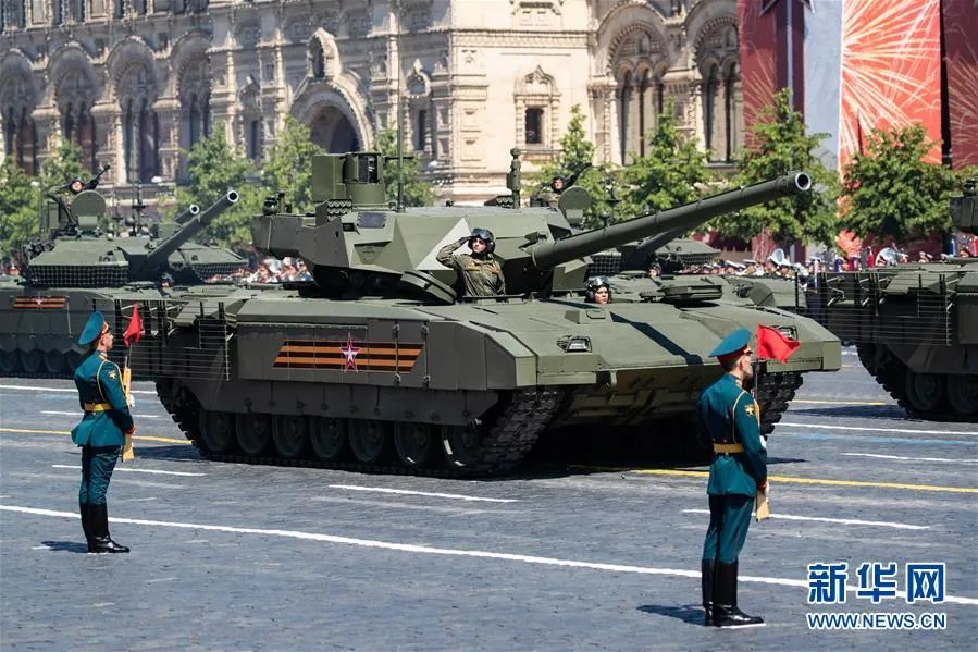 ▲6月24日，“阿玛塔”坦克参加在俄罗斯莫斯科红场举行的阅兵式。新华社记者 白雪骐 摄