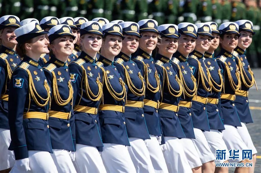▲6月24日，女兵列队参加在俄罗斯莫斯科红场举行的阅兵式。新华社记者 白雪骐 摄