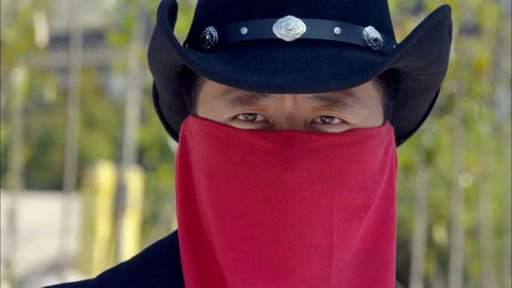 《嫂子嫂子》中,于震再度饰演战地英雄"红一刀".