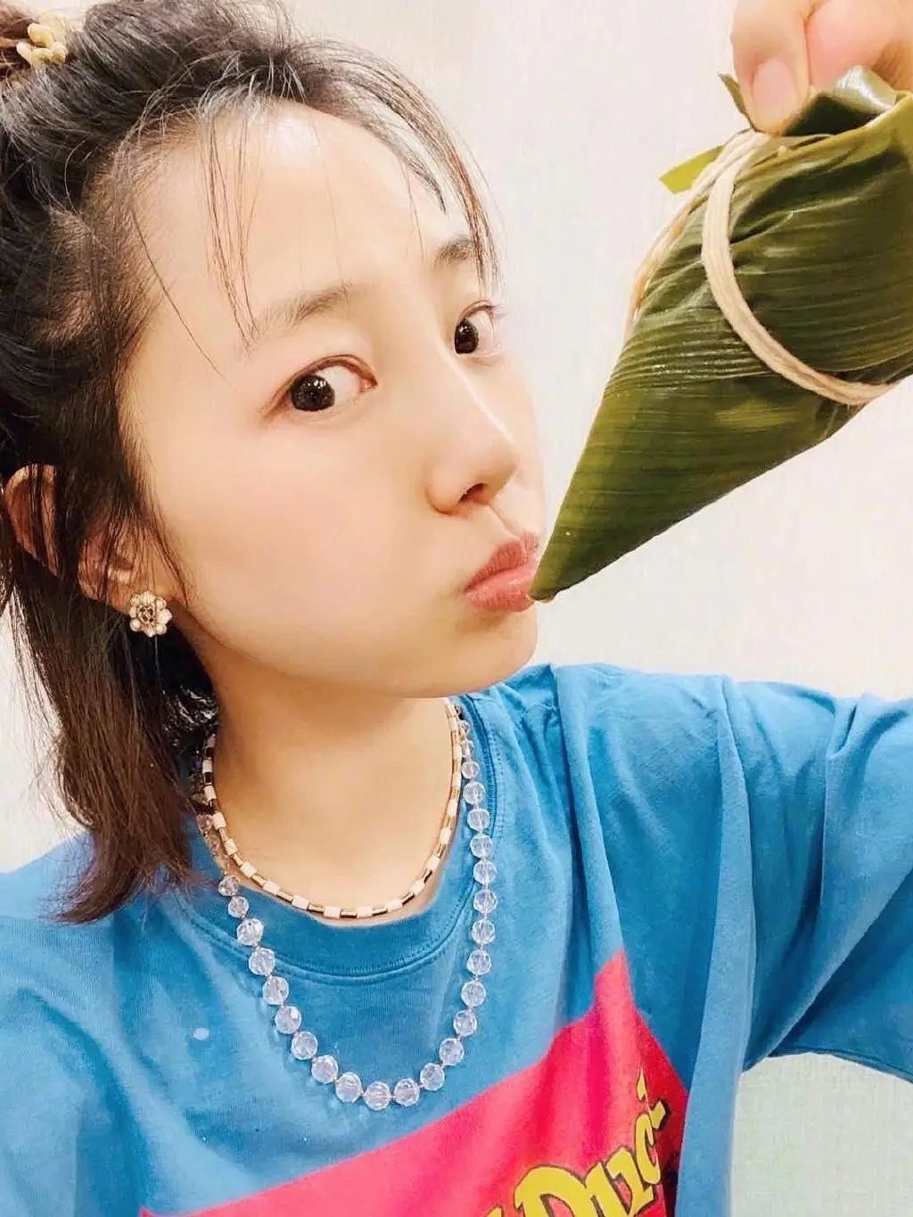 白百何素颜出镜,穿宽松t恤休闲朴素,扎马尾浓密发量惹人羡慕