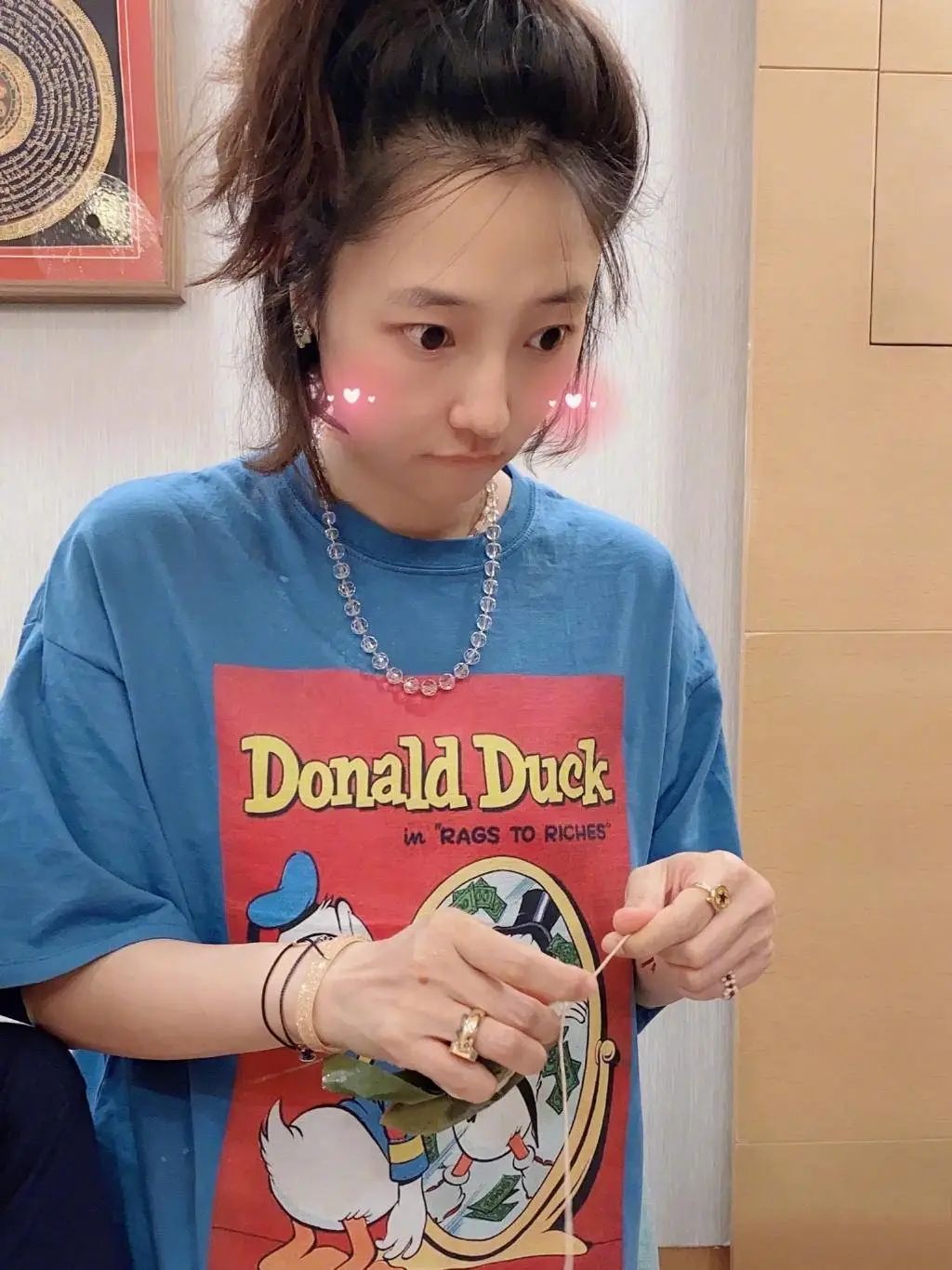 白百何素颜出镜,穿宽松t恤休闲朴素,扎马尾浓密发量惹人羡慕