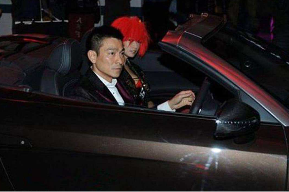 天王刘德华车库里只有一款车,而它居然是