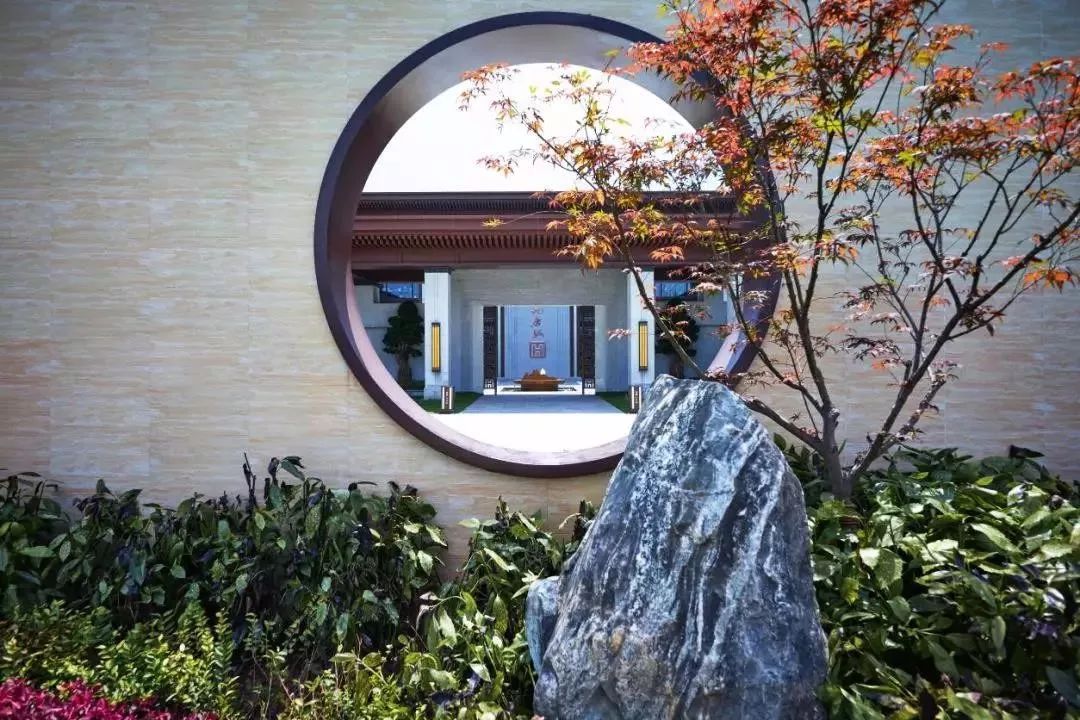 也可以作为一扇月亮门它可以作为一面景墙比如圆形的漏景处理自然也少