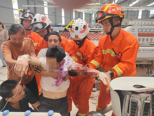 玻璃打磨机"咬住"工人手臂不松口