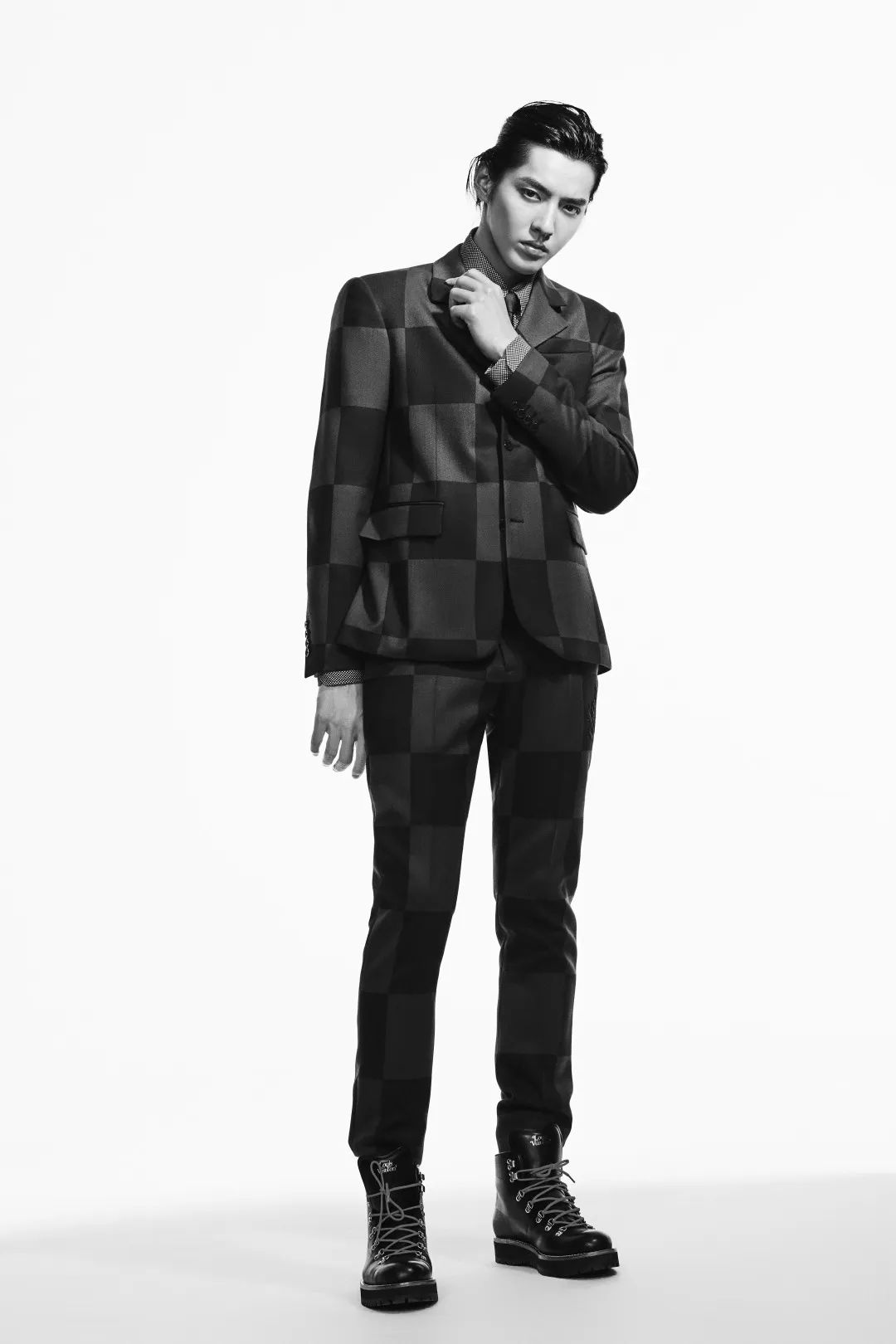 在"解密"lv系列之前,不妨先通过lv品牌代言人吴亦凡亲自上身louis