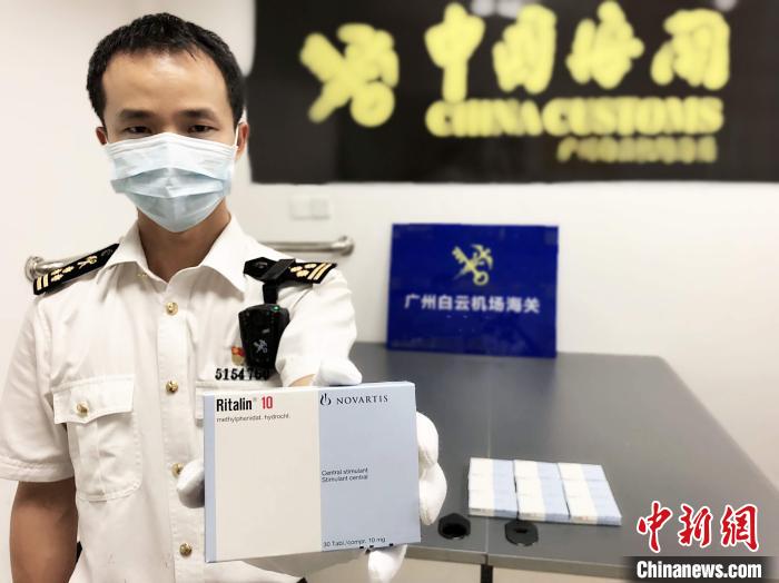 广州白云机场海关张俊:慧眼缉毒守空港国门