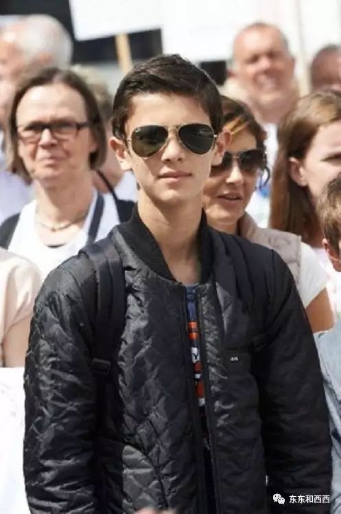 全球最帅王子长大了这颜值不愧是文雅丽的儿子