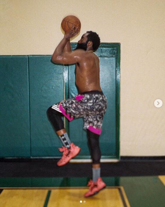 真的瘦了,哈登赤膊投篮近照曝光