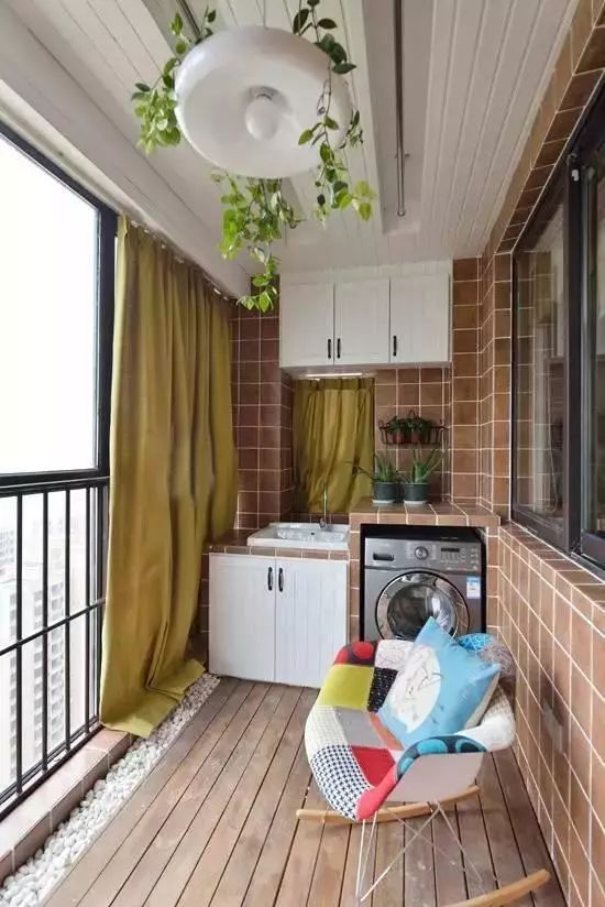 只不过在阳台做了个1平米的砖砌洗衣房，邻居看了天天上门取经！