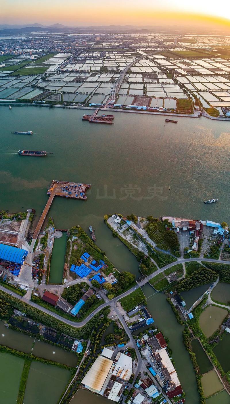 在横栏镇中顺大围德安围看中开高速公路磨刀门水道大桥工地,对岸是