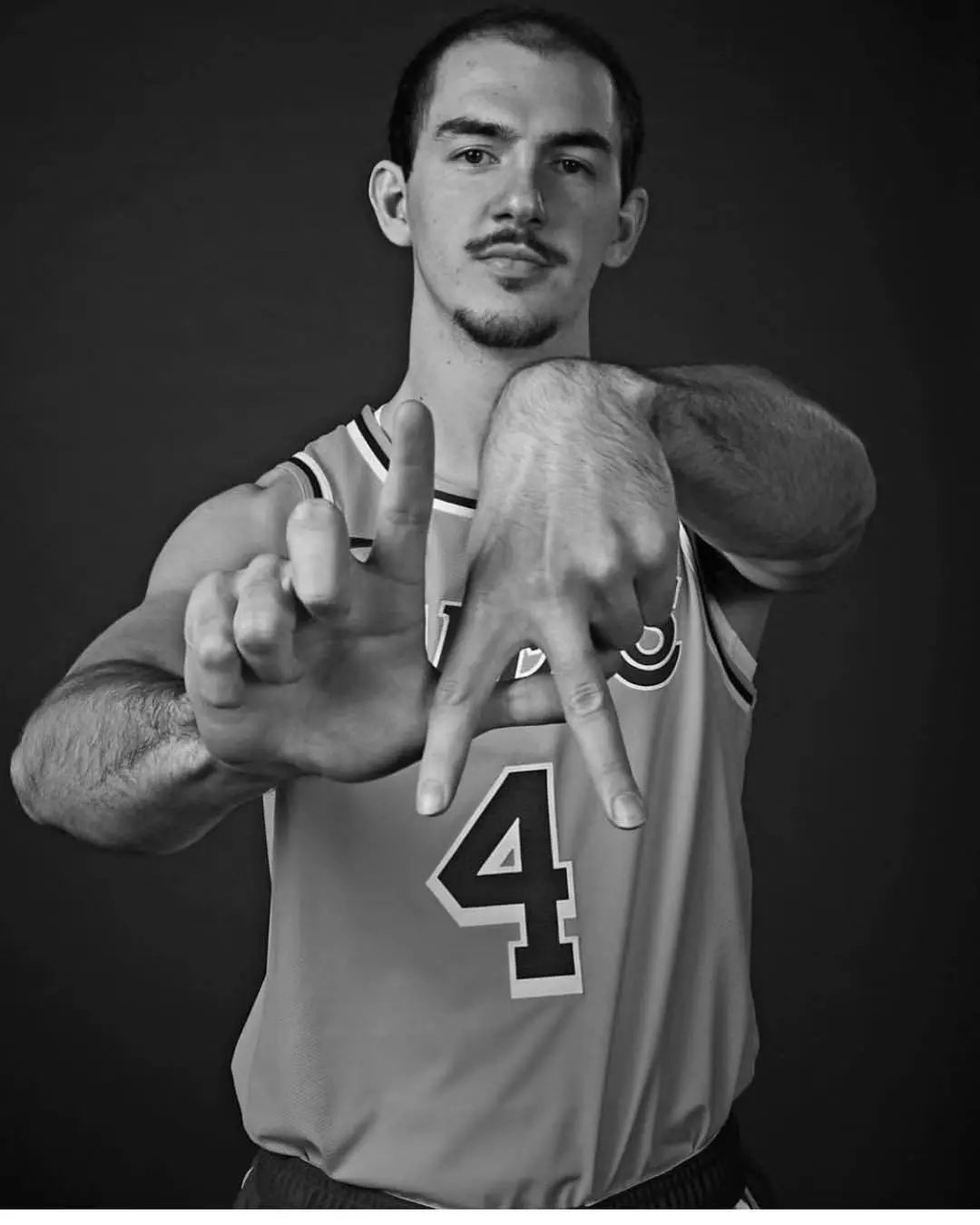 因为卡鲁索的年龄(26岁)和身高(6尺5寸),他比队中其他替补后卫,如拉简