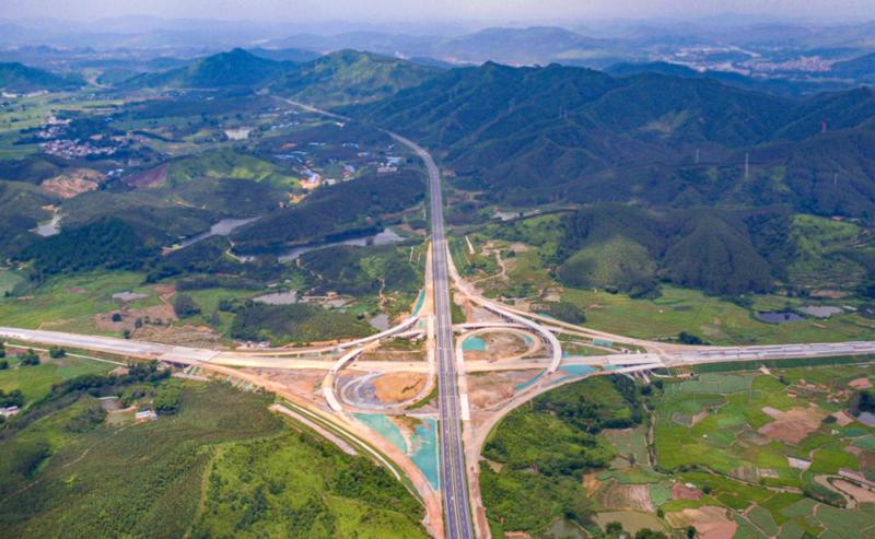 韶新高速公路东三枢纽已基本建设完成.