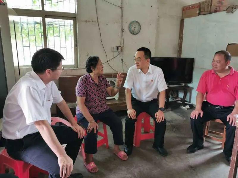 市领导到博罗石滩村调研脱贫攻坚工作并开展"七一"走访慰问活动