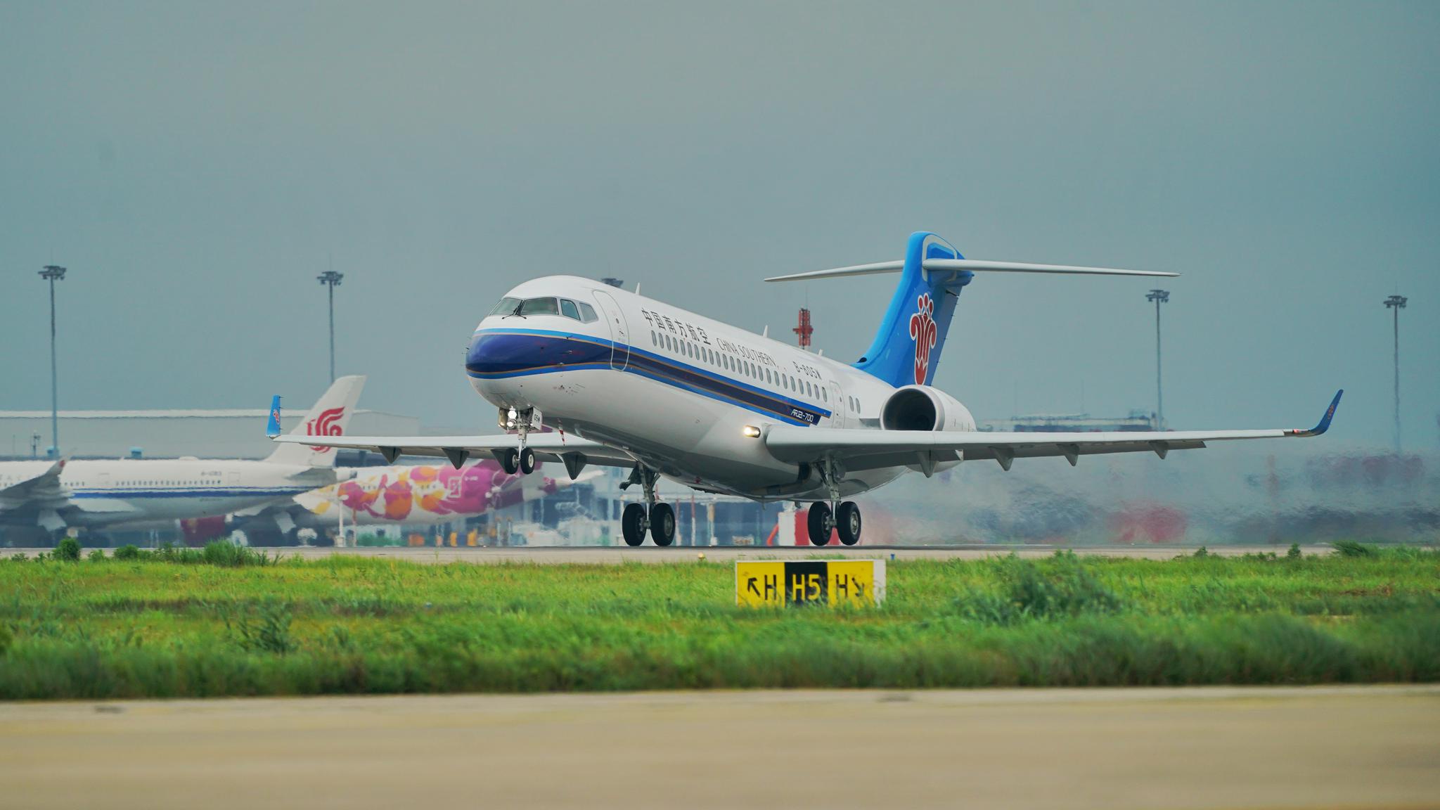 南航首架ARJ21飞机飞往广州白云机场。 南航供图