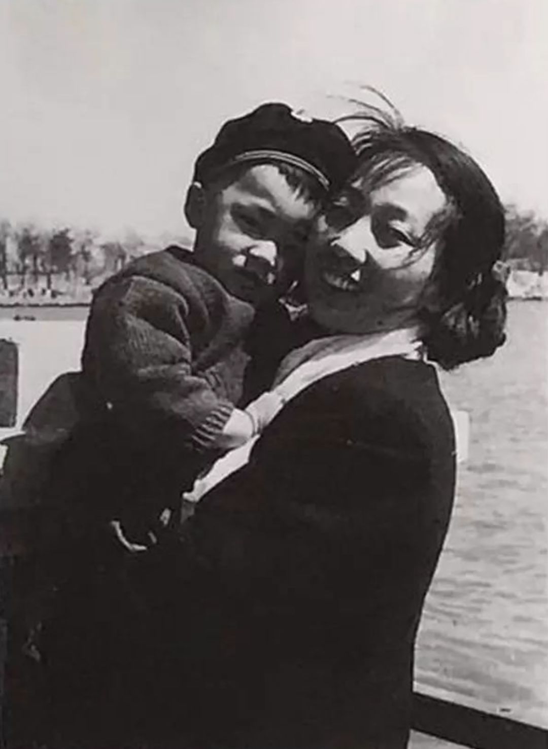 丈夫去世4年后,于蓝在筹拍电影《陈毅出山》时.