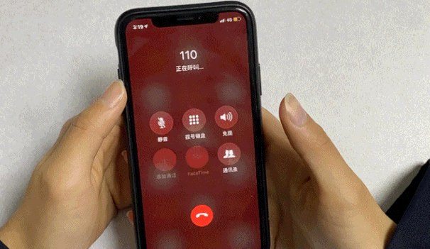 揭阳市公安局110报警服务台接警员孙嘉男和往常一样接听着报警电话