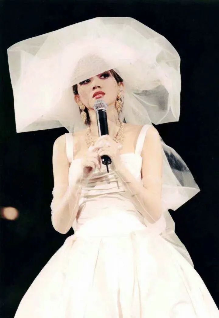 在我看来,梅艳芳把婚纱穿得很漂亮,比伊能静和秦昊结婚时的样子美多了