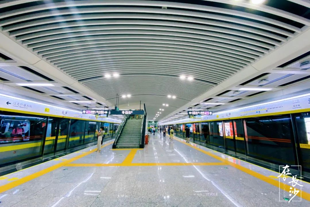 马栏山站巧妙运用了电视窗口元素活力四射的马栏山站凸显出世界媒体