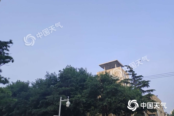 今晨北京天空清明,阳光在线。