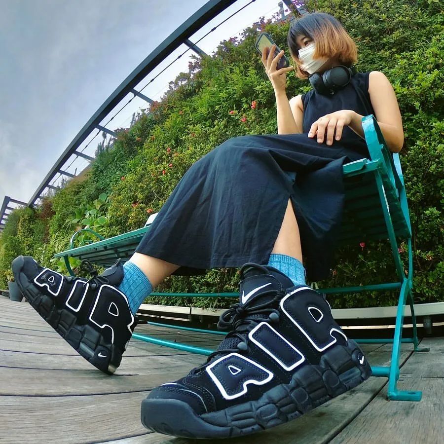 朋友圈配图你给这个球鞋女孩的自拍创意打几分