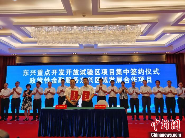 图为项现在签约现场。 韦玲 摄