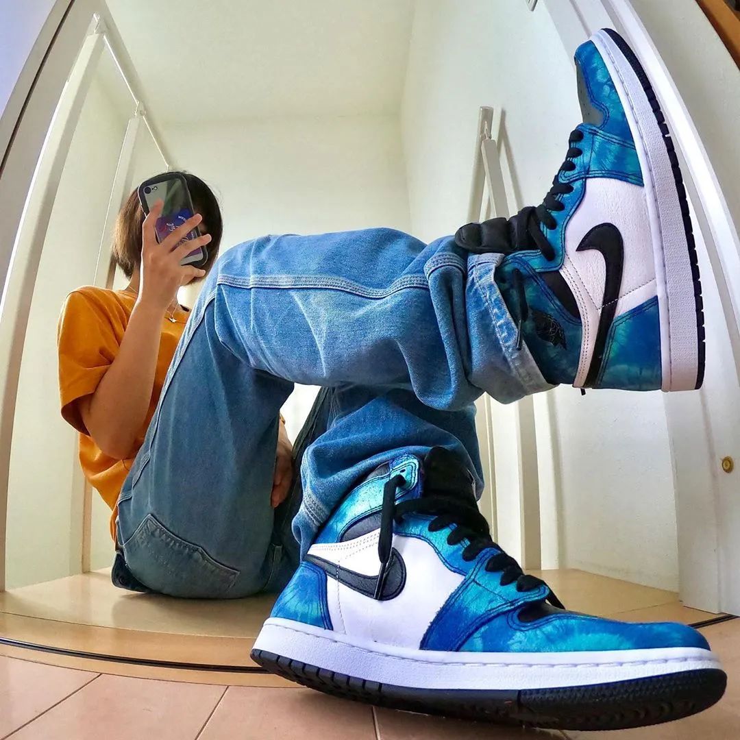 朋友圈配图你给这个球鞋女孩的自拍创意打几分