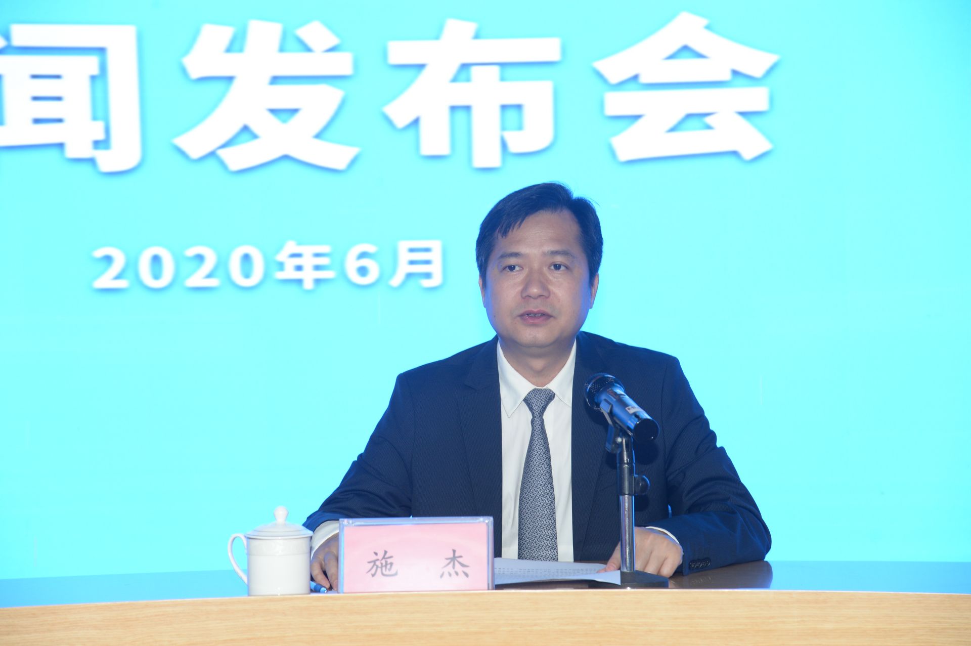 城区党委书记施杰在会上向媒体记者介绍良庆区优化营商环境工作开展