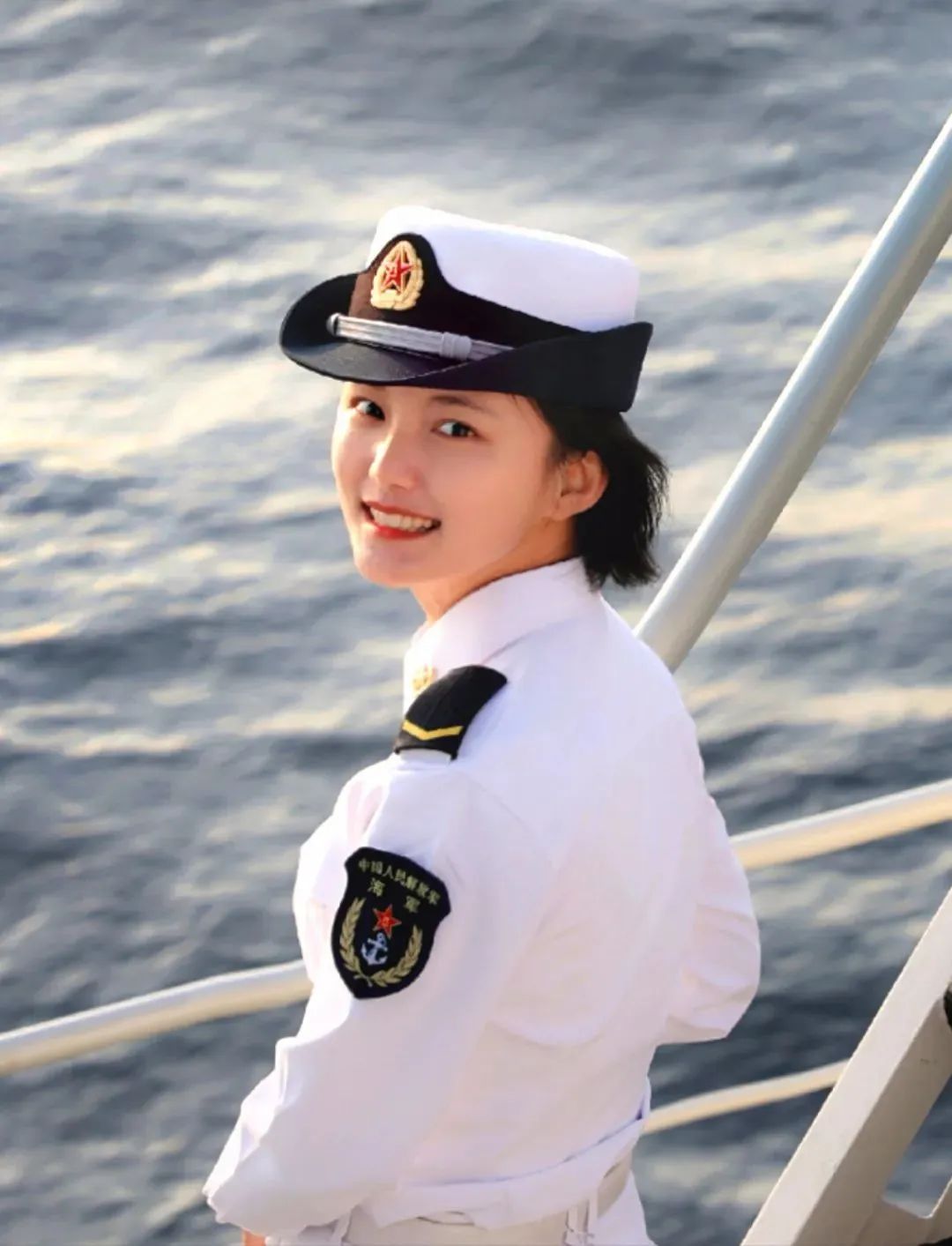 正文  还记得国庆70周年盛大阅兵中    这些英姿飒爽的女兵吗?