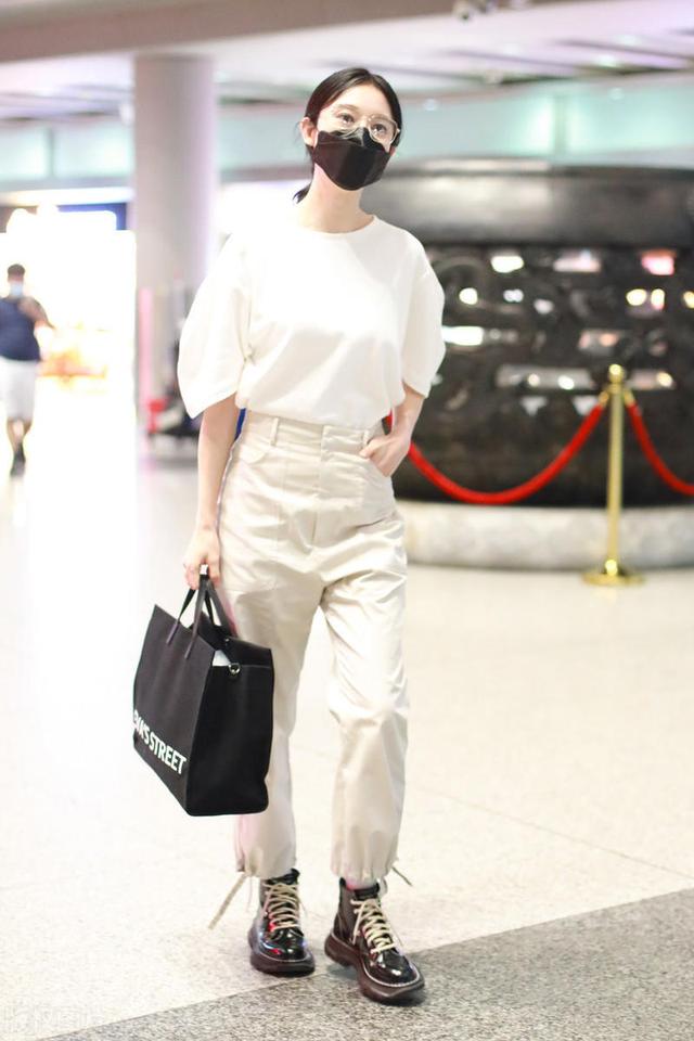 白t恤配直筒裤,提个黑包就有国际范