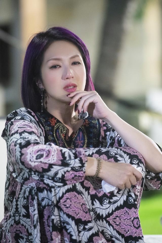 杨千嬅气质出众,基础款白t恤搭绿色半身裙亮相,少女感扑面而来