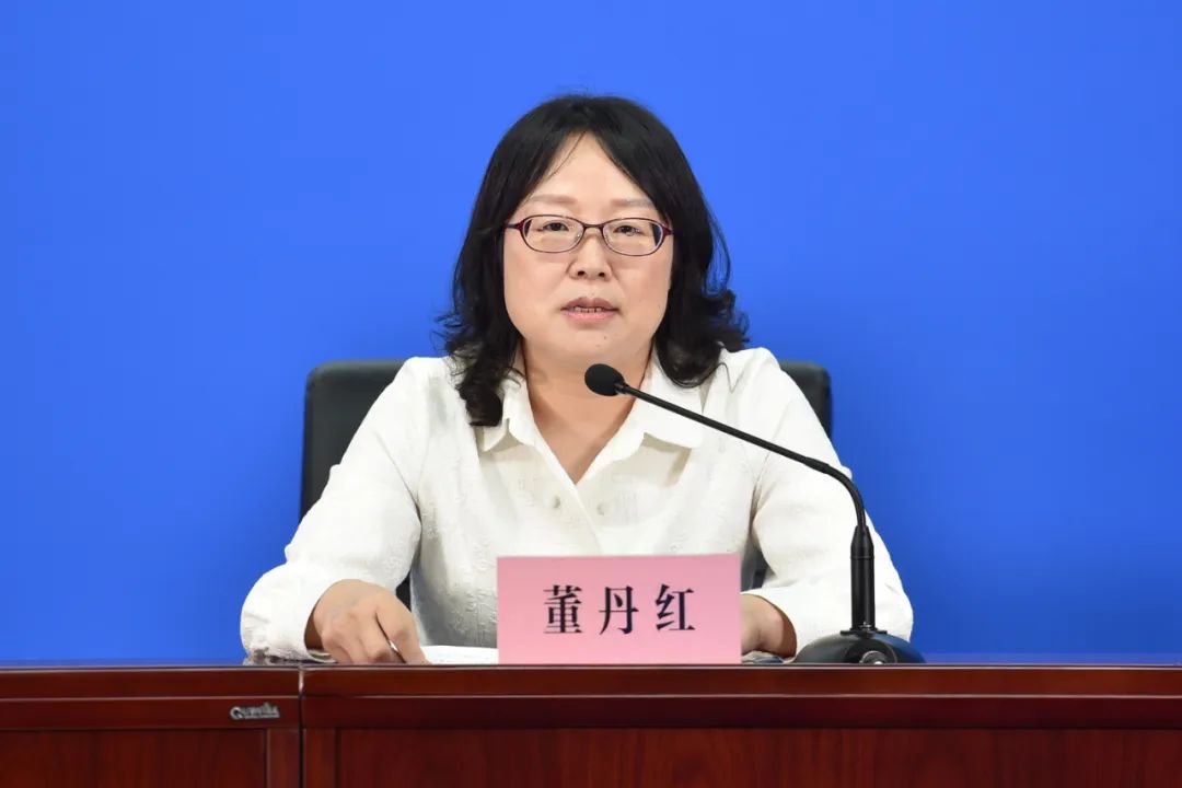 下沉社区的做法,武汉将固化为制度加强社区工作者队伍建设,董丹红表示