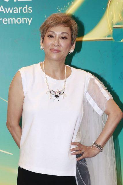 周润发前妻真会装,一把年纪还穿短裙,没有陈荟莲一半的真实!