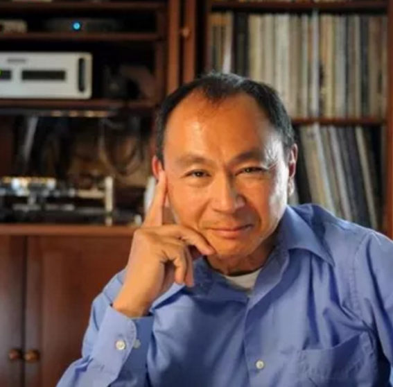 ▲弗朗西斯·福山（Francis Fukuyama）：日裔美籍学者，哈佛大学政治学博士，斯坦福大学政治学系教授，此前曾任教于约翰·霍普金斯大学尼兹高等国际研究院、乔治·梅森大学公共政策学院，曾任美国国务院政策企划局副局长、兰德公司研究员。著有《历史的终结与最后的人》、《信任》、《政治秩序的起源》等。