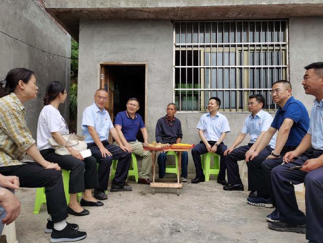 与贫困户交流离开落雁村,杨中仑又赴盐津县政府与盐津县委书记杨叔