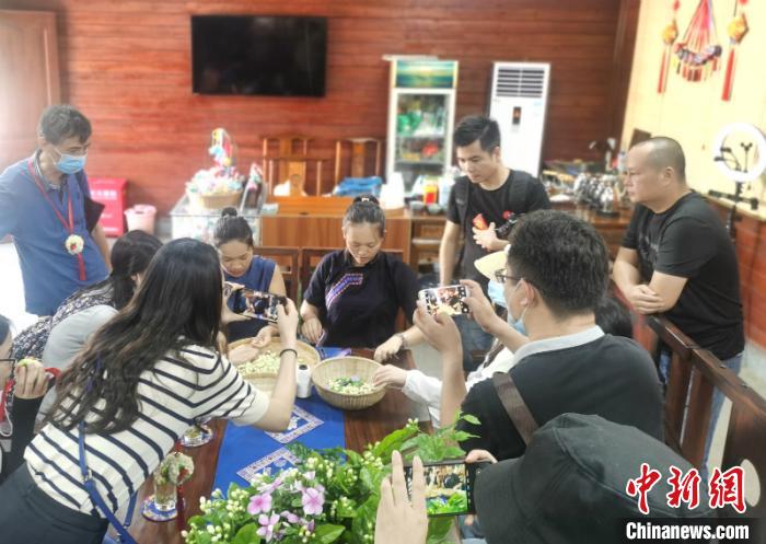  图为游客体验茉莉文创产品制作过程 林浩 摄