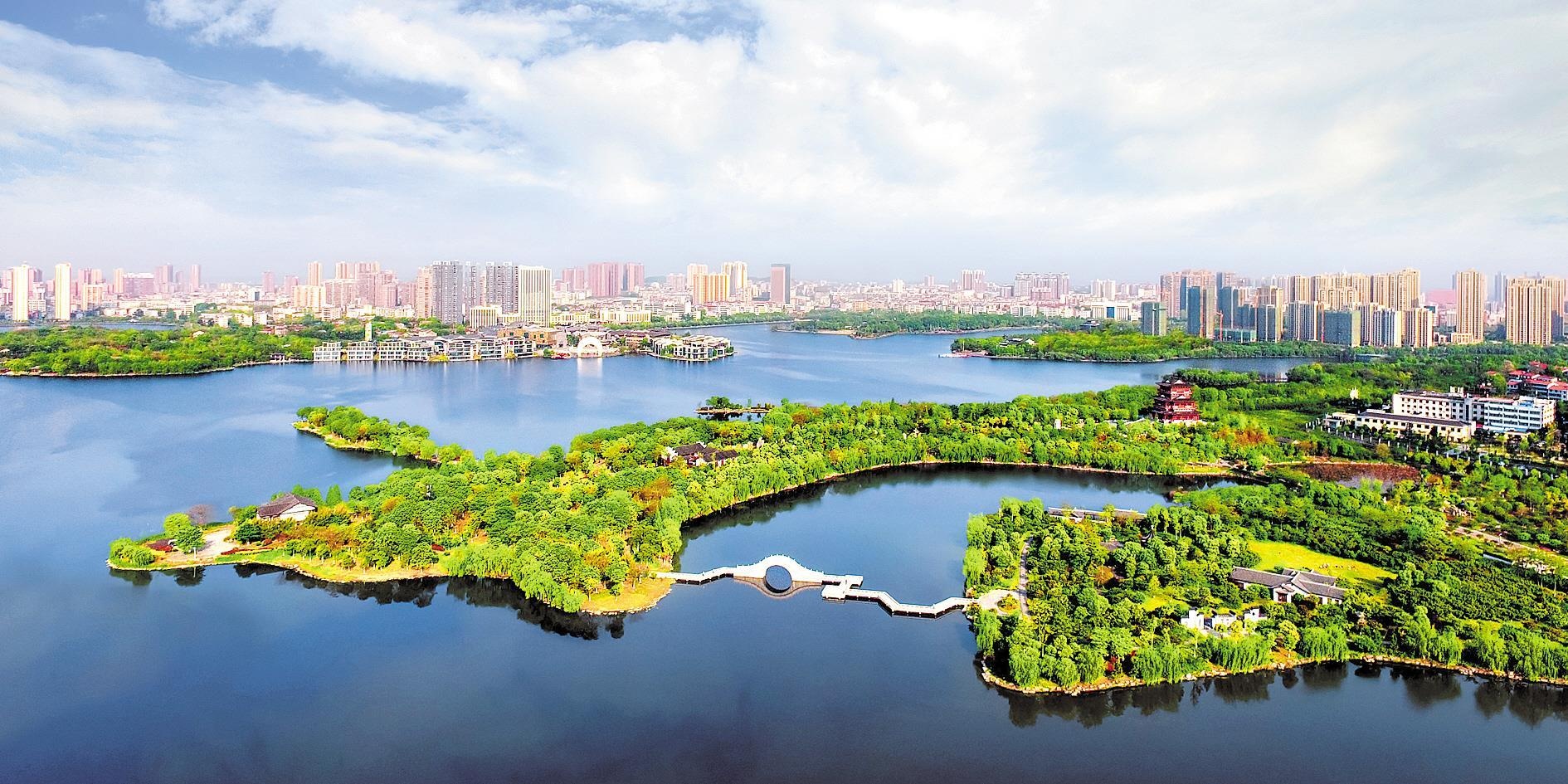 (视界网 阿明 摄)6月24日上午,黄冈遗爱湖水环境综合治理项目正式