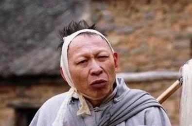 出身,几十年演过很多小配角,包括在《小井胡同》和《无悔追踪》当中