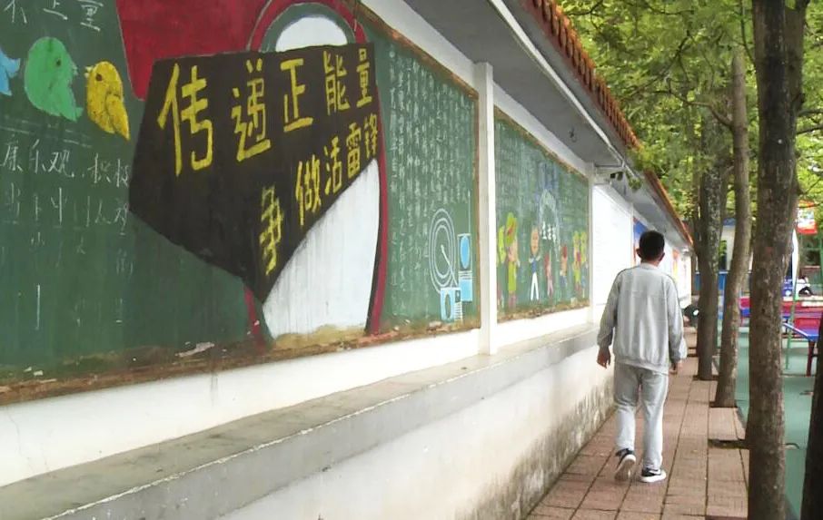 不顾腿伤,贵州16岁少年毅然跳入河中,救下150斤落水男子!网友:你是英雄少年!