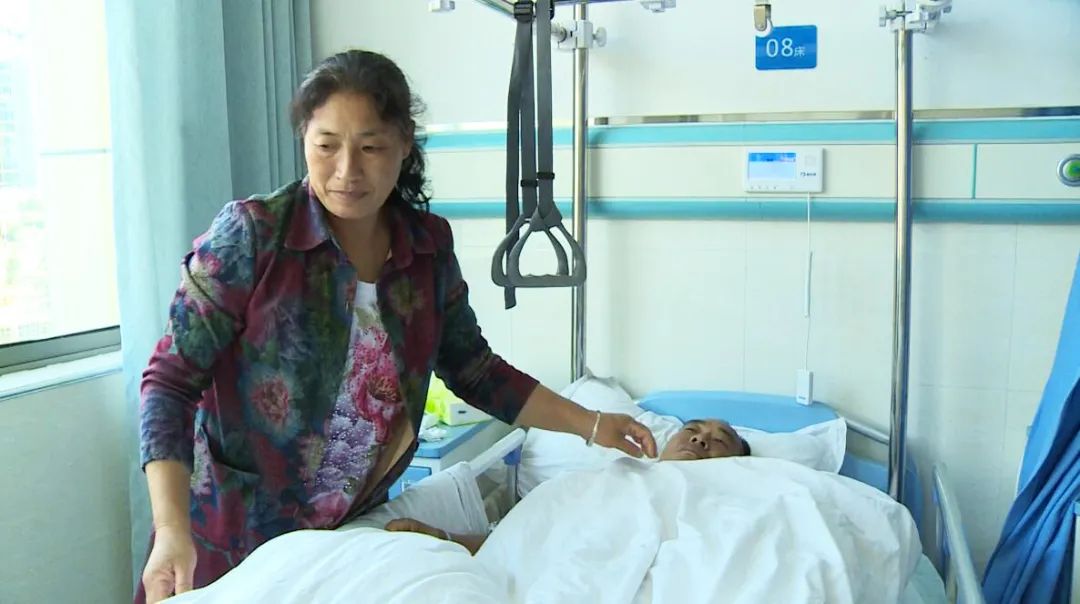 不顾腿伤,贵州16岁少年毅然跳入河中,救下150斤落水男子!网友:你是英雄少年!