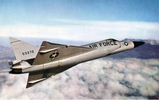 兼具战斗机和轰炸机特点的"共和之矛",美军f-105"雷公"战机