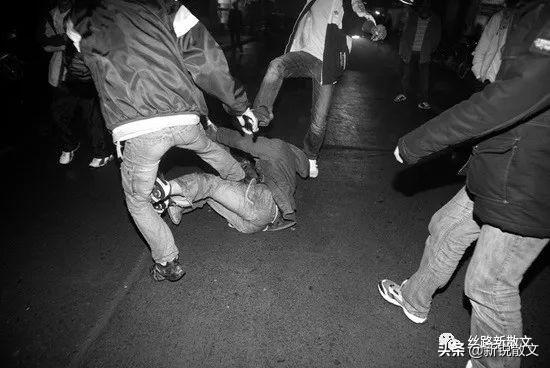 暗恋老乡,打群架被人下黑手,浑浑噩噩三年,郑东终于师范毕业了